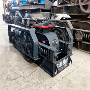 2PG1500X800大型對輥破碎機發貨圖片_發往陜西漢中_破碎石英砂